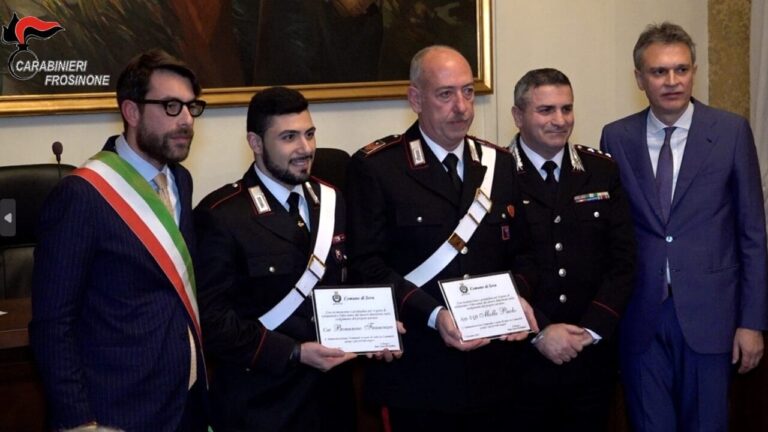 Soccorrono anziana caduta in casa: premiati due carabinieri