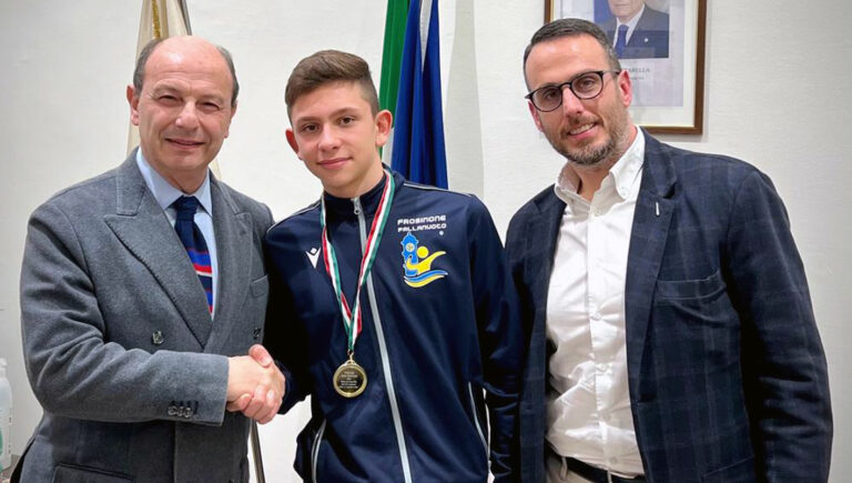 Frosinone, Pallanuoto: il sindaco Mastrangeli incontra il campione d’Italia, Leonardo Nicolia