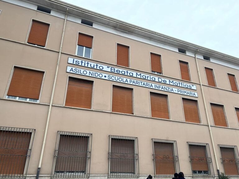 Frosinone, chiude la scuola De Mattias: genitori e bambini in protesta
