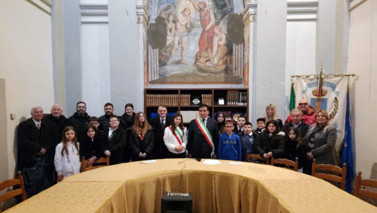 Boville Ernica – Consiglio dei bambini e dei ragazzi, il sindaco Perciballi consegna la fascia tricolore alla baby sindaca
