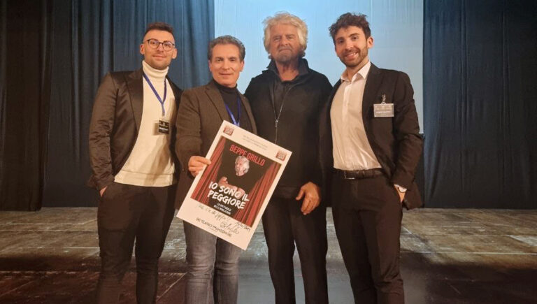 Cassino – Il teatro Manzoni “colpisce” ancora. Grande successo per il ritorno del comico italiano più spiazzante e pungente, Beppe Grillo
