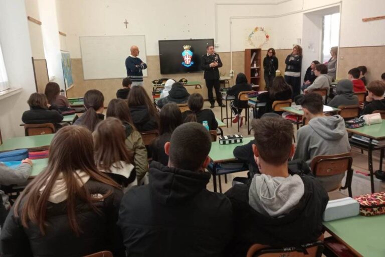 Bullismo e cyberbullismo: alunni a scuola dai carabinieri