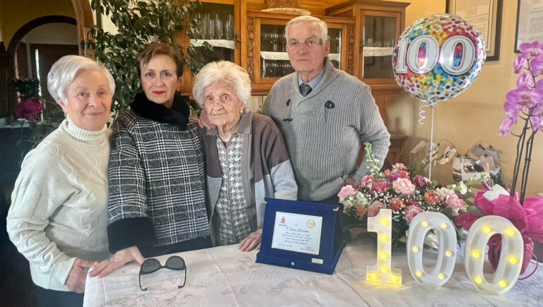 Frosinone – Cento anni di nonna Cesarina. Festa al ristorante con i figli, tra balli e la consegna della targa dal sindaco