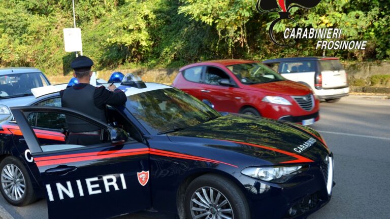 Minaccia gli impiegati ed aggredisce i Carabinieri: arrestato un 49enne