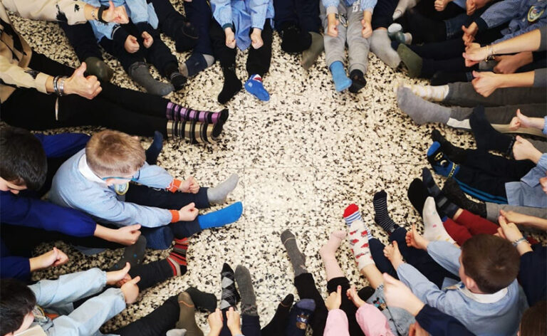 Scuola – All’I.C. Veroli Primo i calzini di tutti i colori, per educare alla solidarietà e all’integrazione