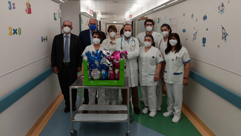 Consorzio Industriale del Lazio – Uova di Pasqua consegnate nei reparti di pediatria. Il Presidente De Angelis: «Doniamo un sorriso ai bambini»