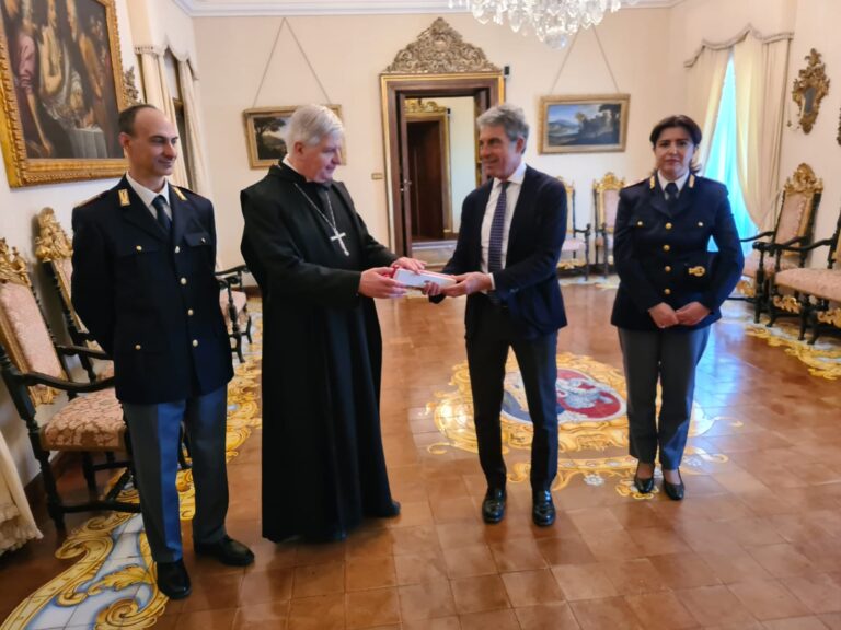 La Polizia di Stato consegna  l’olio di Capaci