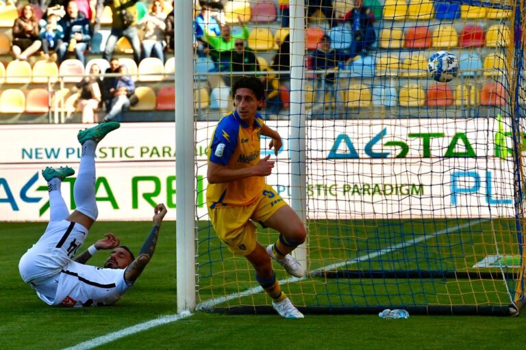 Il Frosinone batte l’Ascoli e si porta a +6 dal Genoa: decidono Lucioni e Mulattieri