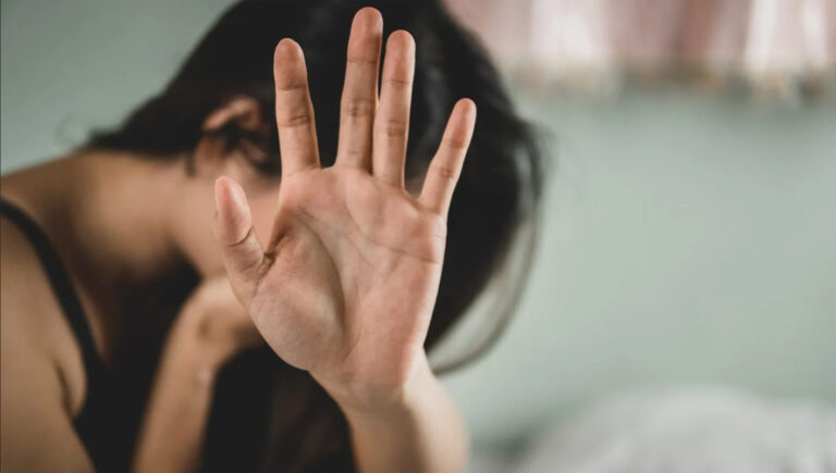 Frosinone, contro la violenza sulle donne, In Vetrina: stop al femminicidio