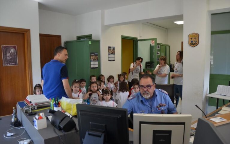 La scuola dell’infanzia visita la Caserma della Compagnia Carabinieri