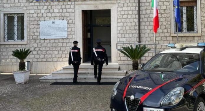 foto caserma cassino con carabinieri e autovettura