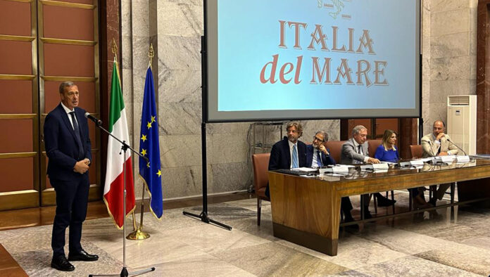 Giovanni Acampora alla presentazione dei cinque francobolli dedicati all’Italia del Mare - SITO