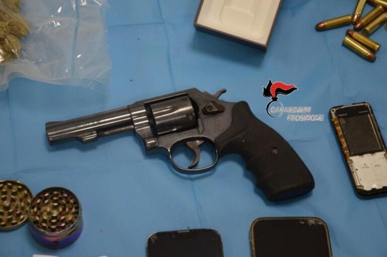 Trovato con una pistola e oltre 2 kg di droga in casa