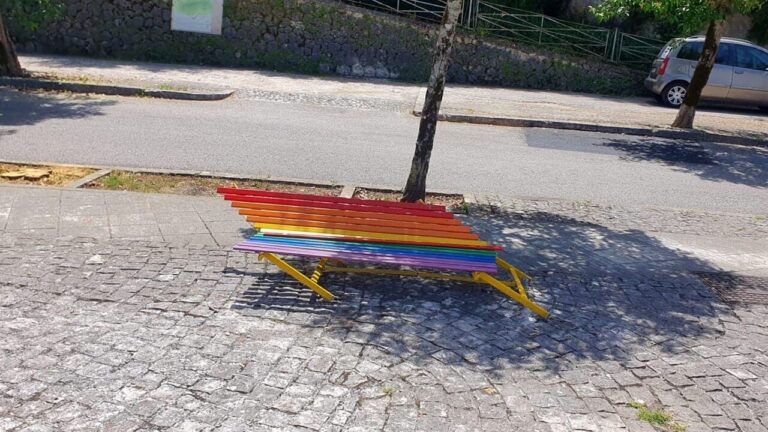 Vandalizzata la panchina arcobaleno: “Una ferita al vivere civile”