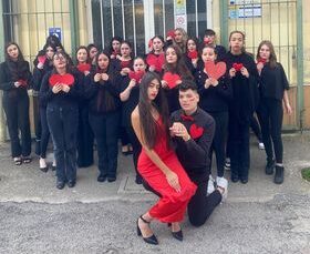 Cassino, violenza sulle donne: flash mob degli alunni dell’Istituto San Benedetto – Indirizzo Moda Made in Italy (foto e video)
