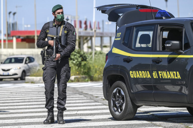 Latitante tradito dalla… moglie: scattano le manette. L’uomo era ricercato per omicidio e rapina