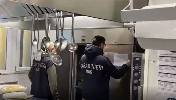 Nas nelle mense scolastiche ciociare. Trovata plastica nei panini per gli alunni: chiusi deposito, centro cottura e panificio