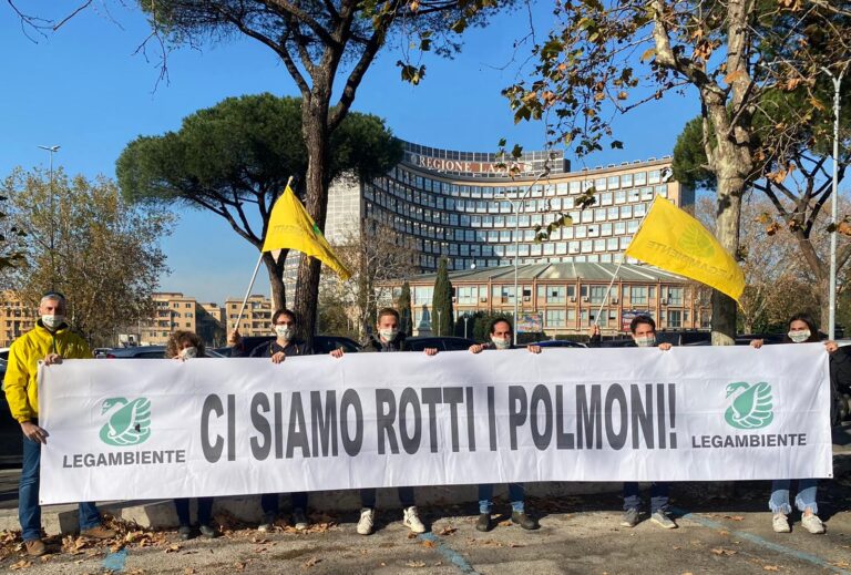 Allarme Smog, Legambiente protesta davanti alla Regione. Critiche le situazioni di diversi comuni ciociari