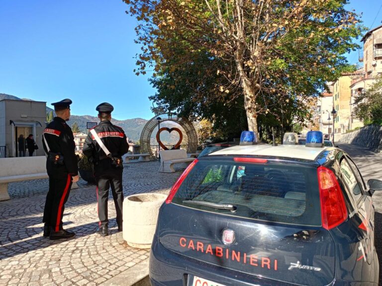 Danneggia opere comunali poi pubblica sui social frasi diffamatorie verso il sindaco e le forze dell’ordine: daspo per un 50enne
