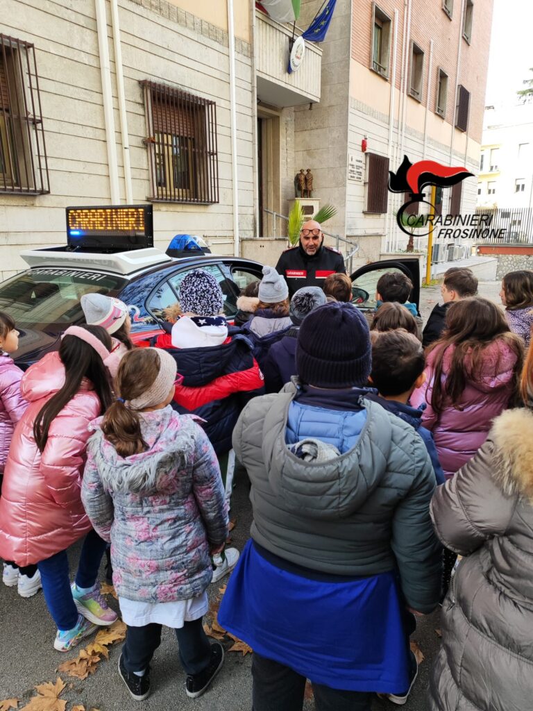 Gli alunni della scuola elementare “La Rinascita” visitano i Carabinieri di Frosinone