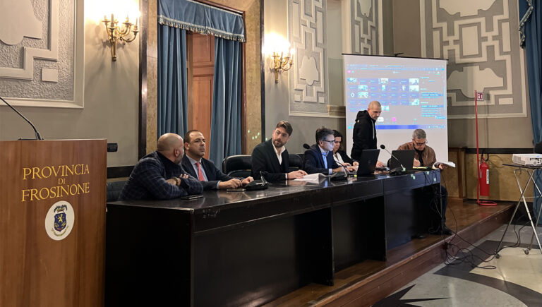 Provincia di Frosinone – Bilancio previsionale 2024 e pluriennale 2024-2026, l’Assemblea dei Sindaci approva all’unanimità