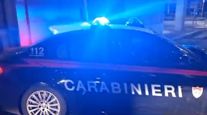 Aggredisce il padre, gli “ruba” l’auto e cerca di raggiungere l’ex. Ma a casa della donna trova i carabinieri: arrestato