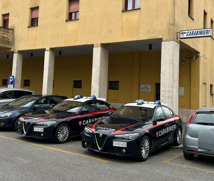 Valmontone – Infastidiscono barista, aggrediscono il titolare del bar, danneggiano il locale e minacciano i carabinieri: due arresti