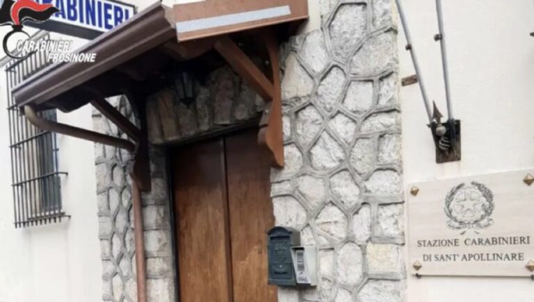 Raggiunge la ex in una struttura protetta, la maltratta e aggredisce il personale: arrestato stalker di 44 anni