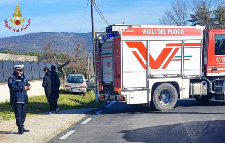 Ferentino, esce fuori strada con la sua auto e si schianta contro un muro: donna muore incastrata tra le lamiere