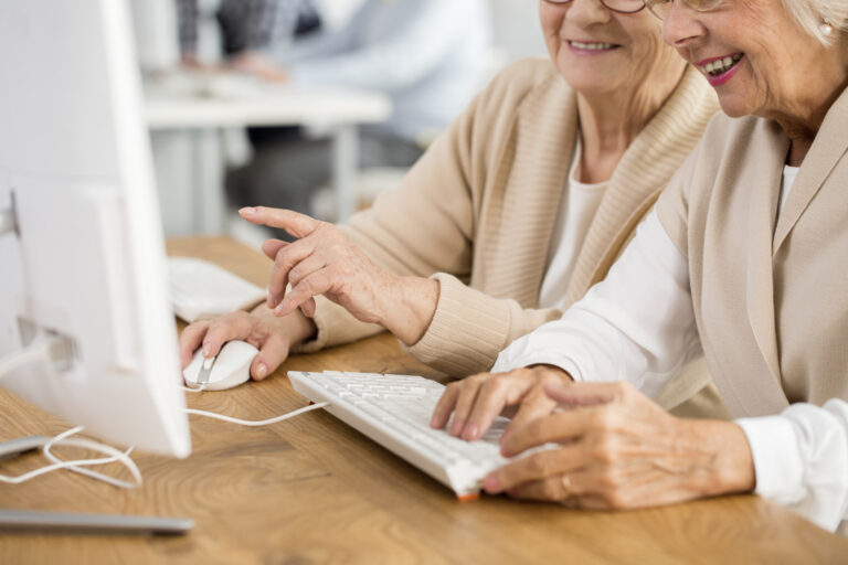 Asl Frosinone, digitalizzazione nei centri anziani grazie al progetto “Silverphone”. Si parte dal Capoluogo