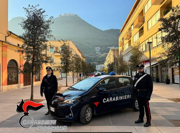 Cassino, viola il “divieto di avvicinamento”: scattano i domiciliari e il braccialetto elettronico