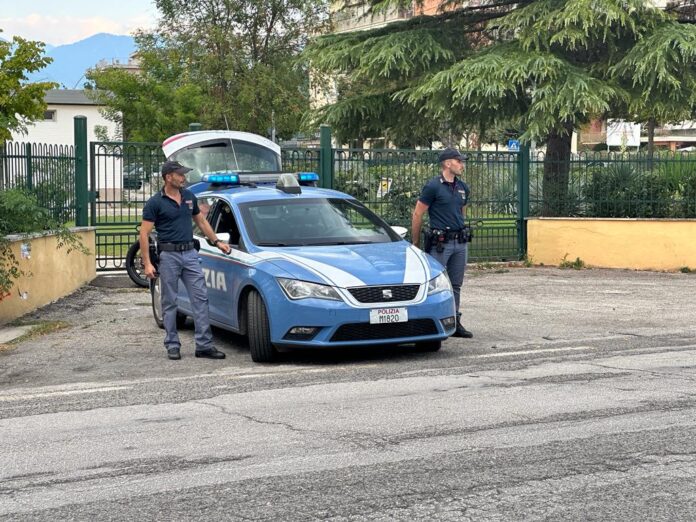 immagine poliziotti