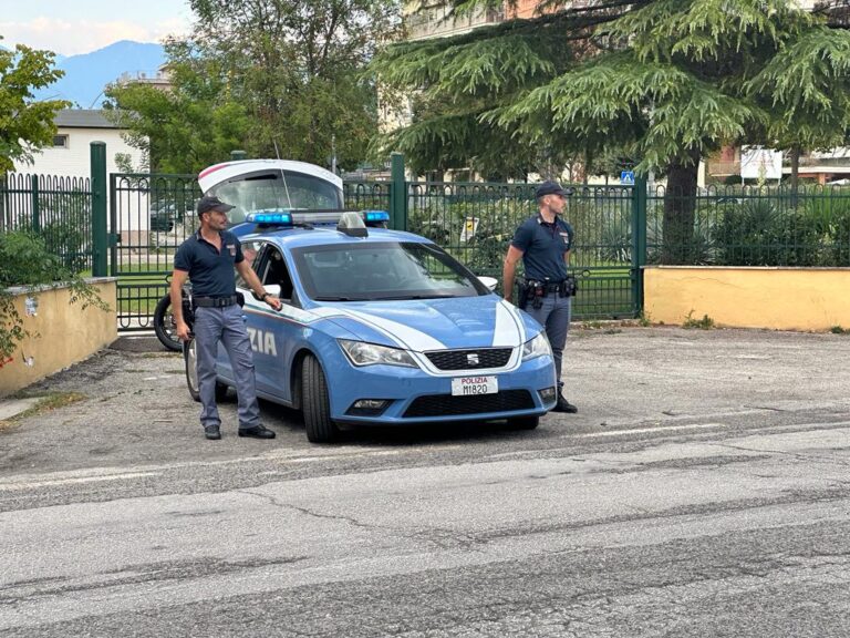 Beccato con fucile e coltello nascosti nello zaino: bloccato dalla polizia