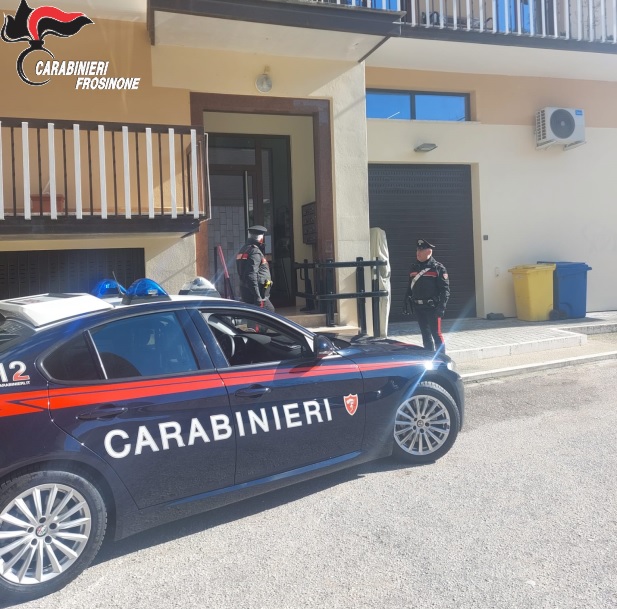 Cassino, ladro bloccato con il taser dai carabinieri: stava tentando di entrare in un appartamento del centro città