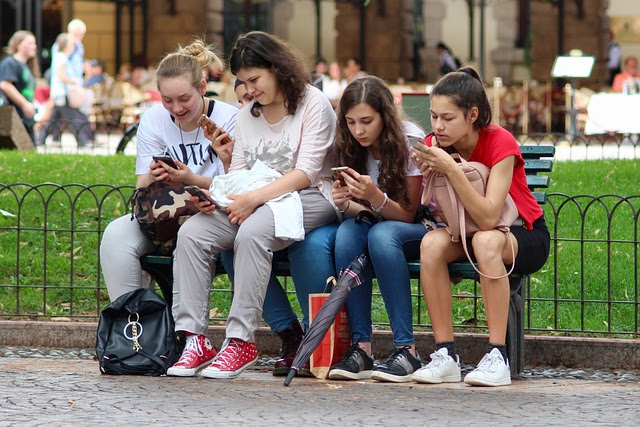 Lo studio: in Italia un milione di under 35 ha uso problematico di social e internet