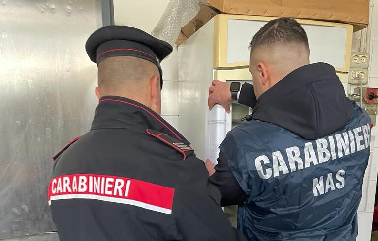 Frutta e verdura di dubbia provenienza: sequestro e multa per il titolare