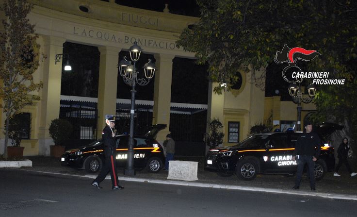Far west in pizzeria, insulta e minaccia la compagna, poi tenta di colpirla con un cacciavite: arrestato