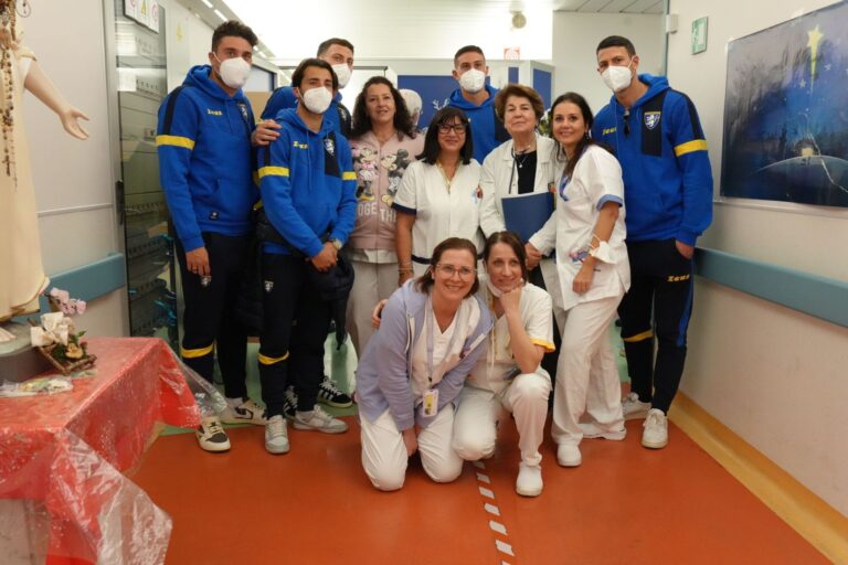 Emozioni e cori da stadio, il Frosinone a Pediatria e alla ‘Coop Azzurra’