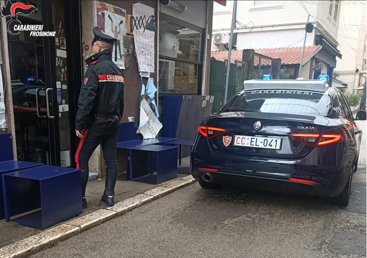 Prima ruba e poi picchia la proprietaria del negozio: arrestata una donna originaria del napoletano