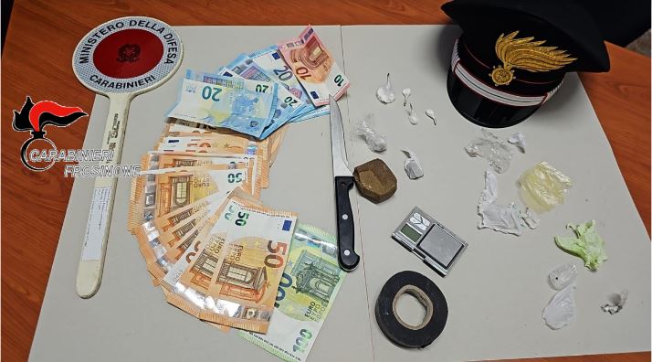 Vico-Fiuggi – In giro con la droga nell’auto: giovane fermato e arrestato. A casa aveva altro stupefacente e denaro