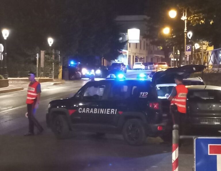 Senza patente non si ferma all’alt, prova la fuga e poi aggredisce un carabiniere: arrestato
