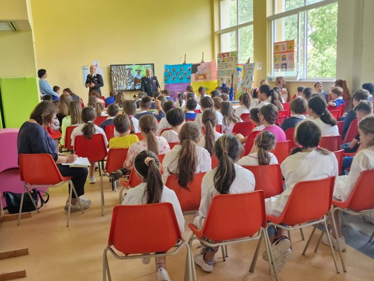 Lezione di legalità dei Carabinieri di Frosinone alla scuola elementare La Rinascita