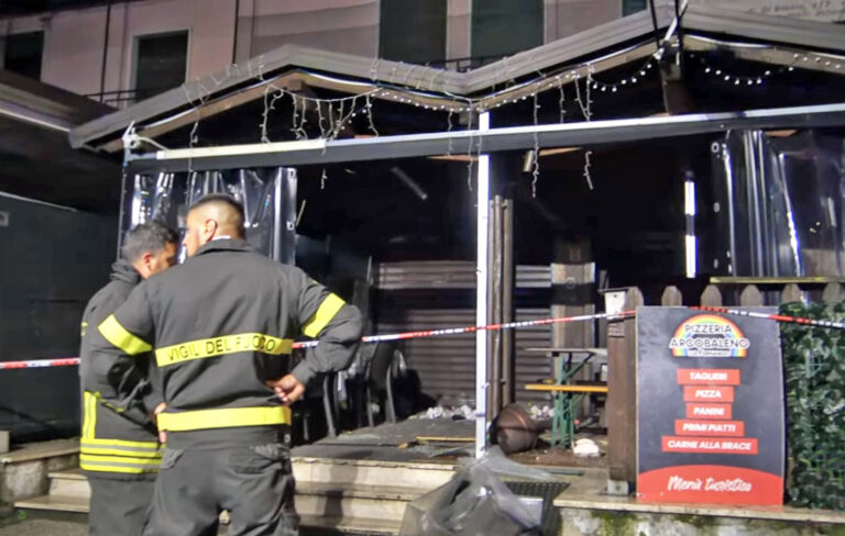 La pizzeria Arcobaleno di Cassino devastata dalla bomba carta
