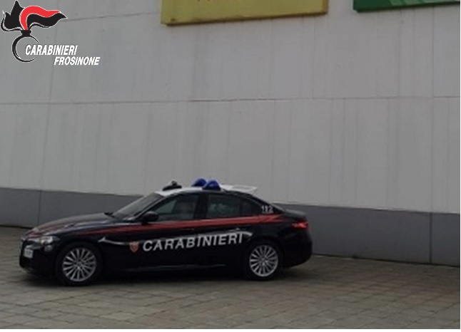Ladri di cosmetici in azione al centro commerciale: beccati e arrestati grazie alla videosorveglianza