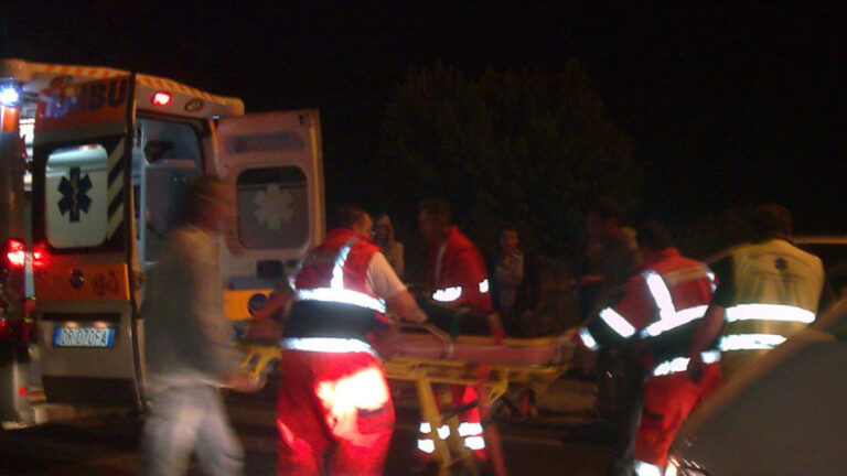 Alatri, mistero nella notte: giovane trovato grave sull’asfalto. I carabinieri cercano testimoni e telecamere