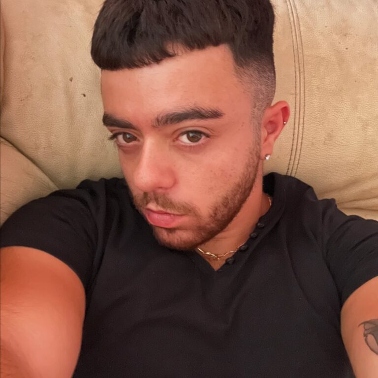 Funerali Lorenzo Lazzari: è il momento del dolore e del ricordo. In centinaia per l’ultimo saluto ad un giovane morto per amore