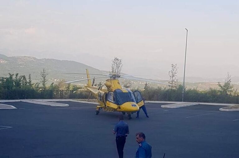 Finisce in un burrone con la moto: centauro trasferito in eliambulanza in codice rosso (video)