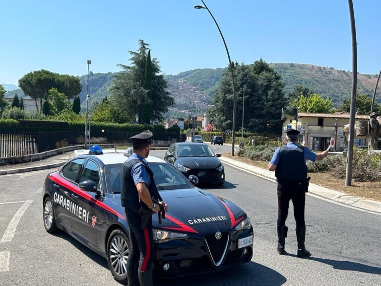Evade dai domiciliari per… amore: voleva incontrare la fidanzata. La fuga di un giovane finisce in manette