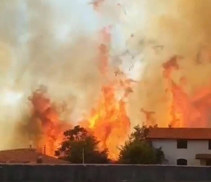 Incendio devastante a Fumone: 30 case evacuate e alcune bruciate, distrutti mezzi dei vigili del fuoco e pompieri feriti. SITUAZIONE DRAMMATICA