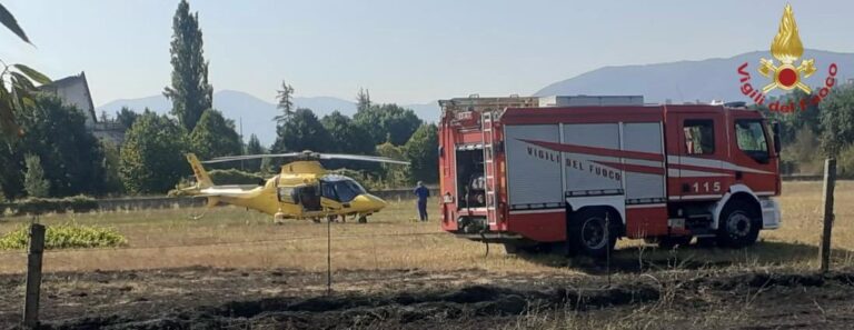 Anziano di 102 anni rischia di morire tra le fiamme: il fuoco lo aveva accerchiato. Elitrasportato a Roma: è grave